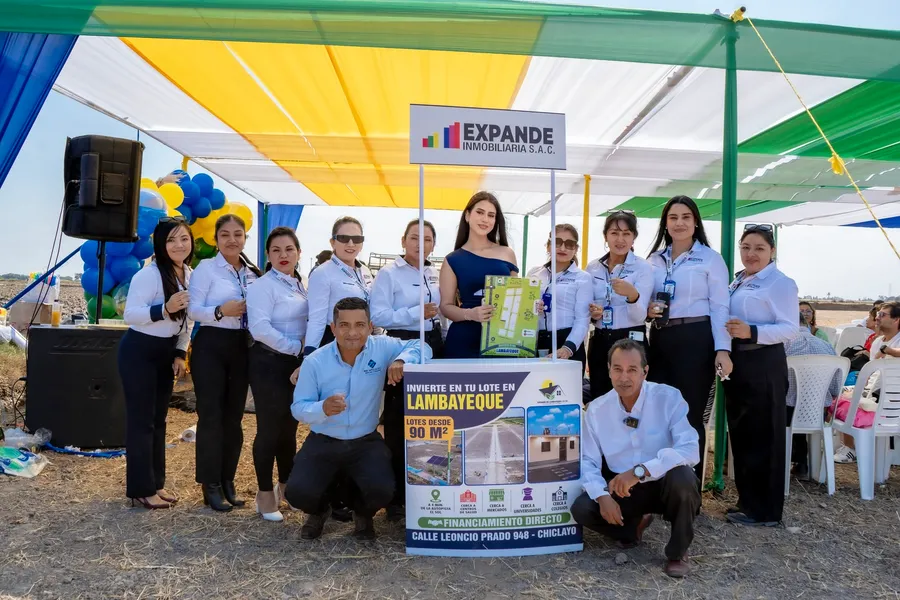 Equipo de asesores de Expande Inmobiliaria en el lanzamiento del proyecto
